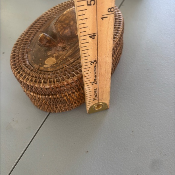 Lombok Indonesia Hand Woven Lidded Basket with 5 Coasters Set Carved Turtle - Picture 11 of 12